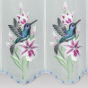 Detaillierte weiße Scheibengardine mit bunter Kolibri- und Blumenstickerei auf Voile.