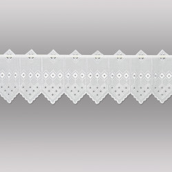 Weißer Bistrovorhang mit Rhomben-Muster und praktischem Stangendurchzug. 20 cm hoch