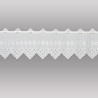 Weißer Bistrovorhang mit Rhomben-Muster und praktischem Stangendurchzug. 20 cm hoch