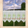 Halbtransparente Scheibengardine in Weiß mit Kräutertopf-Stickerei am Fenster mit Bergblick.  35 cm hoch