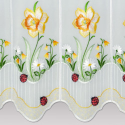 Detaillierte weiße Scheibengardine aus Voile mit feiner Osterglocken- und Marienkäfer-Stickerei.