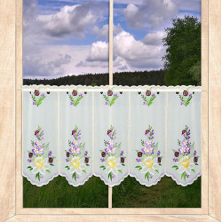 Halbtransparente Heimtextilien-Scheibengardine in Weiß mit Frühlingsblumen-Stickerei am Fenster mit Landschaftsblick. 35 cm hoch