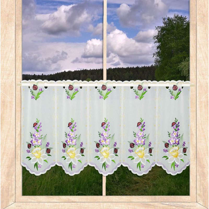 Halbtransparente Heimtextilien-Scheibengardine in Weiß mit Frühlingsblumen-Stickerei am Fenster mit Landschaftsblick. 35 cm hoch