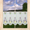 Halbtransparente Heimtextilien-Scheibengardine in Weiß mit Frühlingsblumen-Stickerei am Fenster mit Landschaftsblick. 35 cm hoch