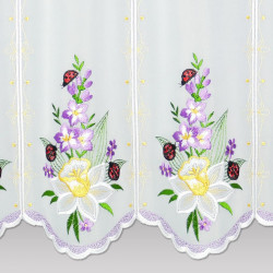 Detaillierte weiße Scheibengardine aus Voile mit feiner Frühlingsblumen- und Marienkäfer-Stickerei.