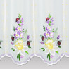 Detaillierte weiße Scheibengardine aus Voile mit feiner Frühlingsblumen- und Marienkäfer-Stickerei.
