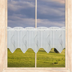 Kurze weiße Scheibengardine Plauener Stickerei am Fenster mit Landschaftsblick. 30 cm hoch