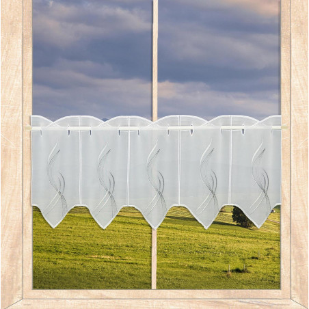 Kurze weiße Scheibengardine Plauener Stickerei am Fenster mit Landschaftsblick. 30 cm hoch