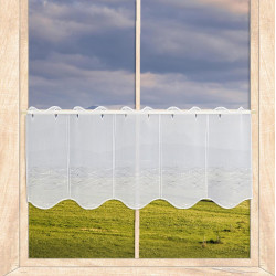 Weisse halbtransparente Scheibengardine aus Voile mit Stickerei und Wellensaum im Landhaus-Fenster. 30 cm hoch