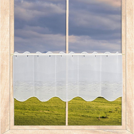 Weisse halbtransparente Scheibengardine aus Voile mit Stickerei und Wellensaum im Landhaus-Fenster. 30 cm hoch