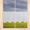 Weisse halbtransparente Scheibengardine aus Voile mit Stickerei und Wellensaum im Landhaus-Fenster. 30 cm hoch