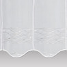 Nahaufnahme von weissem Voile mit feiner floraler Wellen-Stickerei und Ziersaum.
