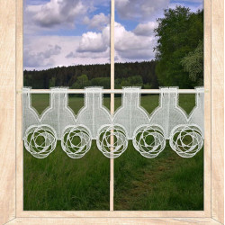 Transparente Kurzgardine aus Plauener Spitze in Naturweiß am Holzfenster vor grüner Naturlandschaft. 30 cm hoch