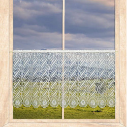 Naturweiße Kurzgardine aus Plauener Spitze mit Wellenmuster am Holzfenster vor grüner Wiese.