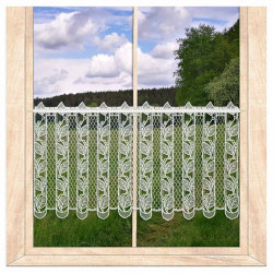 Transparente Scheibengardine aus Plauener Spitze im Landhausstil am Fenster mit Blick ins Grüne.