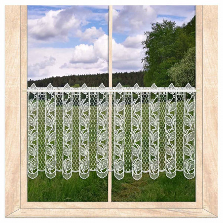 Transparente Scheibengardine aus Plauener Spitze im Landhausstil am Fenster mit Blick ins Grüne.