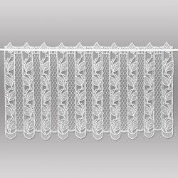 Transparente Scheibengardine aus weißer Plauener Spitze mit Blattmotiv und geschwungenem Saum.