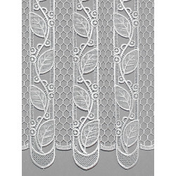 Nahaufnahme weißer Plauener Spitze mit filigranen Blättern und Wabenstruktur für elegante Scheibengardinen.