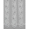 Nahaufnahme weißer Plauener Spitze mit filigranen Blättern und Wabenstruktur für elegante Scheibengardinen.