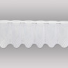 Halbtransparente weiße Scheibengardine aus Voile mit feiner Liniengrafik und geschwungenem Saum. 30 cm hoch