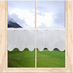 Weiße lichtdurchlässige Bistrogardine aus Voile im Fenster eines Hauses im Landhausstil.  30 cm hoch