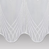 Nahaufnahme von feinem transparentem Voile-Stoff mit filigran aufgestickter Liniengrafik.