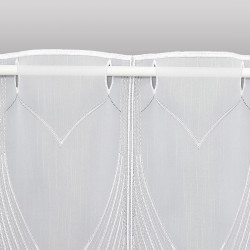 Nahaufnahme von feinem transparentem Voile-Stoff mit filigran aufgesticktem Stangendurchzug