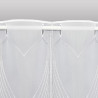 Nahaufnahme von feinem transparentem Voile-Stoff mit filigran aufgesticktem Stangendurchzug