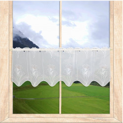 Halbtransparente Kurzgardine aus Plauener Spitze mit  Floral-Muster am Holzfenster. 30 cm hoch