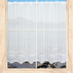 Halbtransparente Heimtextilien: Weiße Kurzgardine aus Plauener Spitze mit maritimem Wellen-Design am Fenster.