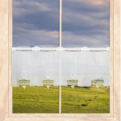 Halbtransparente Scheibengardine Ruby aus weißer Plauener Spitze für Landhaus-Ambiente.