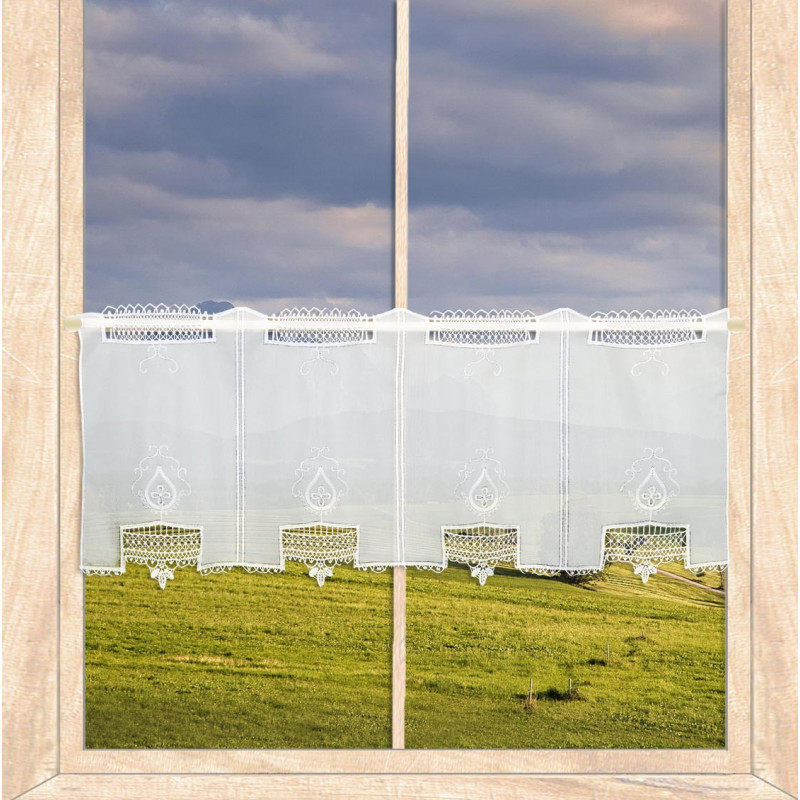Halbtransparente Scheibengardine Ruby aus weißer Plauener Spitze für Landhaus-Ambiente.