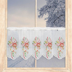 Weisse Heimtextilien-Scheibengardine mit Weihnachts-Stickerei am winterlichen Fenster. 35 cm hoch