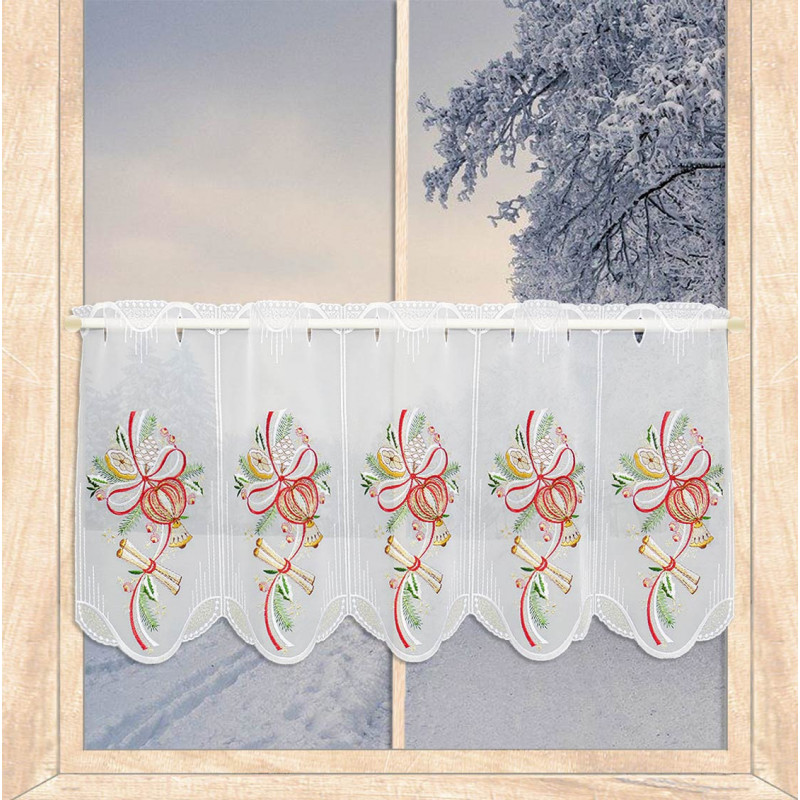 Weisse Heimtextilien-Scheibengardine mit Weihnachts-Stickerei am winterlichen Fenster. 35 cm hoch