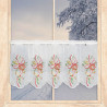 Weisse Heimtextilien-Scheibengardine mit Weihnachts-Stickerei am winterlichen Fenster. 35 cm hoch