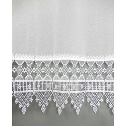 Nahaufnahme weißer Plauener Spitze mit geometrischem Rautenmuster und filigraner Stickerei, Qualität aus Sachsen.