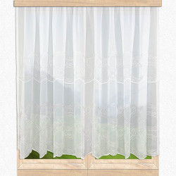 Weiße halbtransparente Fenstergardine mit grafischer Stickerei und Bogenschluss im hellen Landhaus-Ambiente.