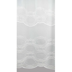 Detailaufnahme der weißen Plauener Spitze mit geometrischem Kreismuster und elegantem Wellensaum für Fensterdeko.