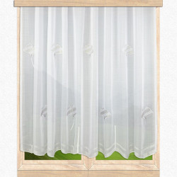 Weiße Scheibengardine mit Gingko-Motiven am Fenster, lichtdurchlässige Plauener Spitze für eine helle Atmosphäre.