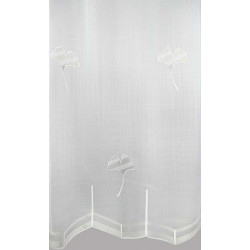 Detail der Gingko-Stickerei auf weißem Voile mit Leinenstruktur, hochwertiger Saumabschluss der Plauener Spitze.