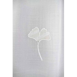 Nahaufnahme eines gestickten Gingko-Blattes in Silber-Grau auf transparentem weißen Stoff, edle Textilstruktur.