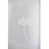 Nahaufnahme eines gestickten Gingko-Blattes in Silber-Grau auf transparentem weißen Stoff, edle Textilstruktur.