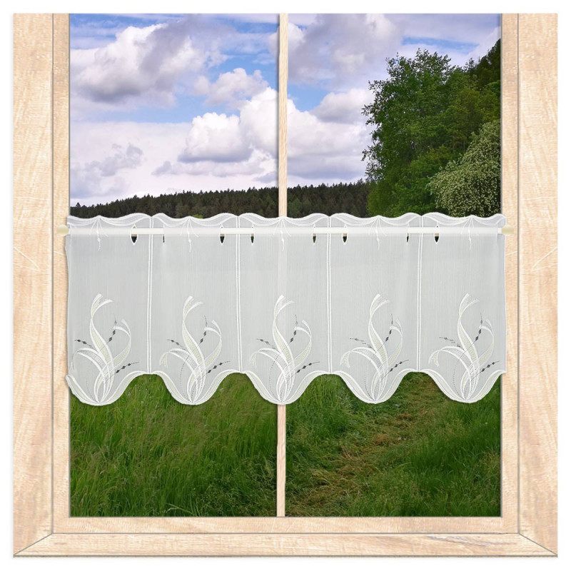 Kurze weiße Scheibengardine mit elegantem Schwungmuster am Fenster für edle Heimtextilien. 30 cm hoch