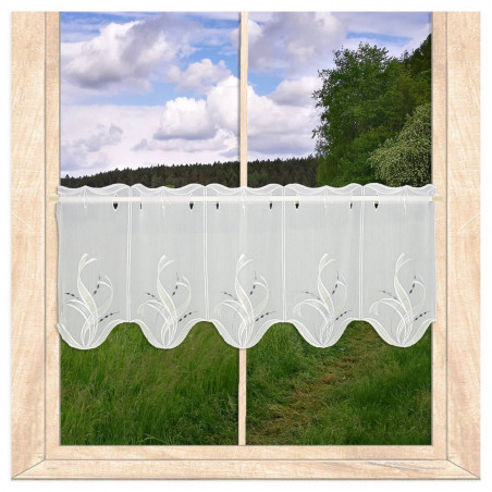 Kurze weiße Scheibengardine mit elegantem Schwungmuster am Fenster für edle Heimtextilien. 30 cm hoch