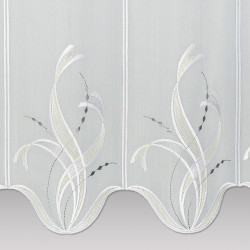 Detailaufnahme weißer Kurzstore mit fein gesticktem Rankenmotiv und dezenter Farbakzentuierung.