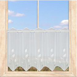 Moderne Plauener Stickerei-Kurzgardine Alexis 45 cm hoch an einem hellen Holzfenster dekoriert.