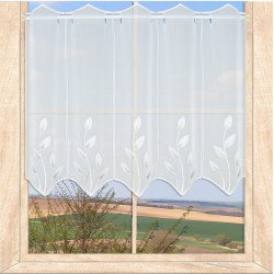 Moderne Plauener Stickerei-Kurzgardine Alexis 55 cm hoch an einem hellen Holzfenster dekoriert.