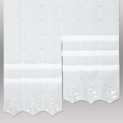 Weiße Raffgardinen Alexis mit floraler Stickerei und praktischen Stangendurchzug für Gardinenstangen.