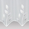 Nahaufnahme der hochwertigen Blatt-Stickerei auf weißem halbtransparentem Stoff der Gardine Alexis.