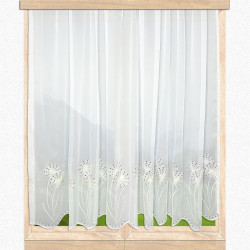 Hochwertiger Bohr-Stickereistore Silvja in weiß-beige an einem hellen Holzfenster dekoriert.